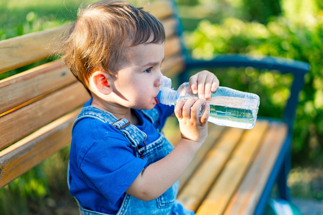 Mikroplastik in der Nahrungskette? Das kommt vor allem aus Kunststoffflaschen. / © Adobe Stock/ Vadim
