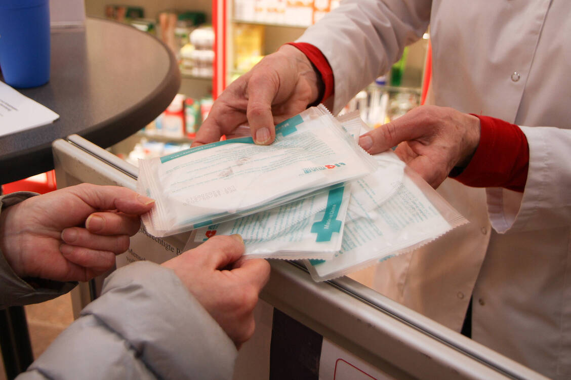 Für die Abgabe von Schutzmasken an Risikopatienten sollen Apotheken in Zukunft deutlich weniger Geld bekommen. / Foto: imago images/Eibner