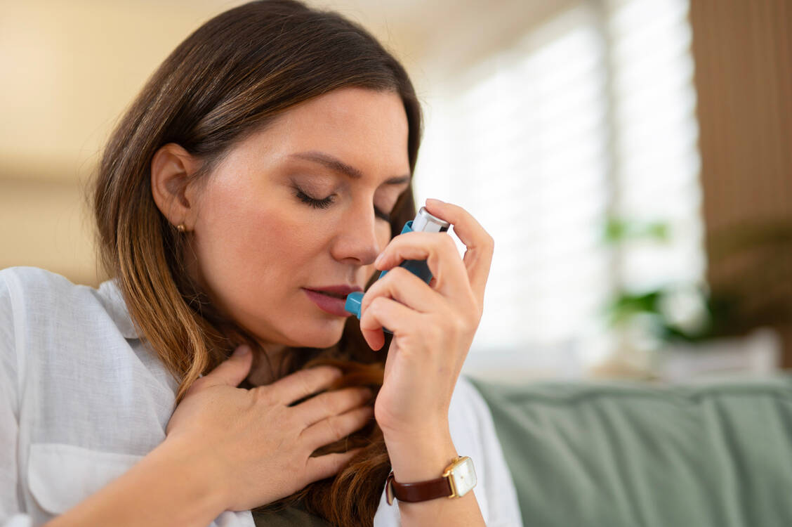 Auch Atemnot bei allergischem Asthma kann sich bei einem Virusinfekt verstärken. / © Adobe Stock/Dexon Dee