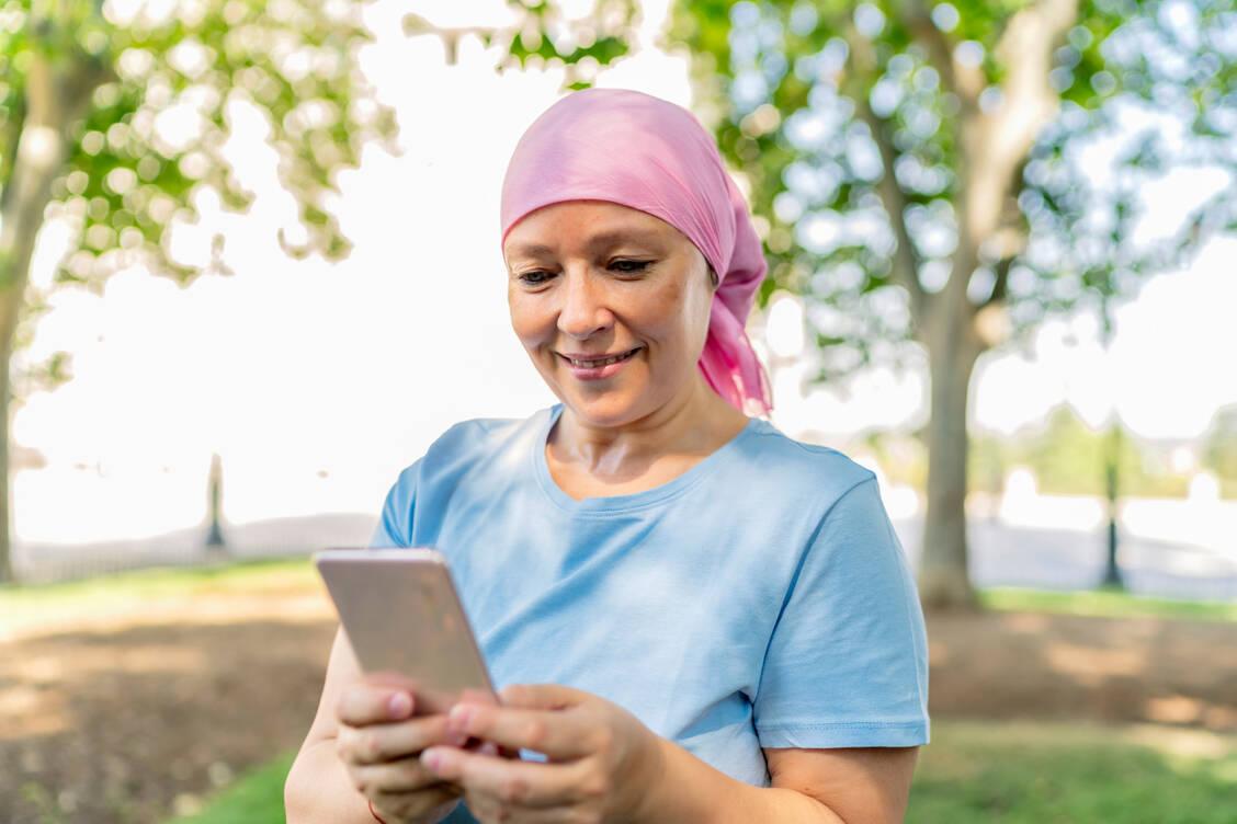 In der Studie konnte anhand der Rückmeldungen per App zum Beispiel durch umgestellte Therapien eine signifikante Verbesserung der Symptome erreicht werden. / © Getty Images/Cavan Images