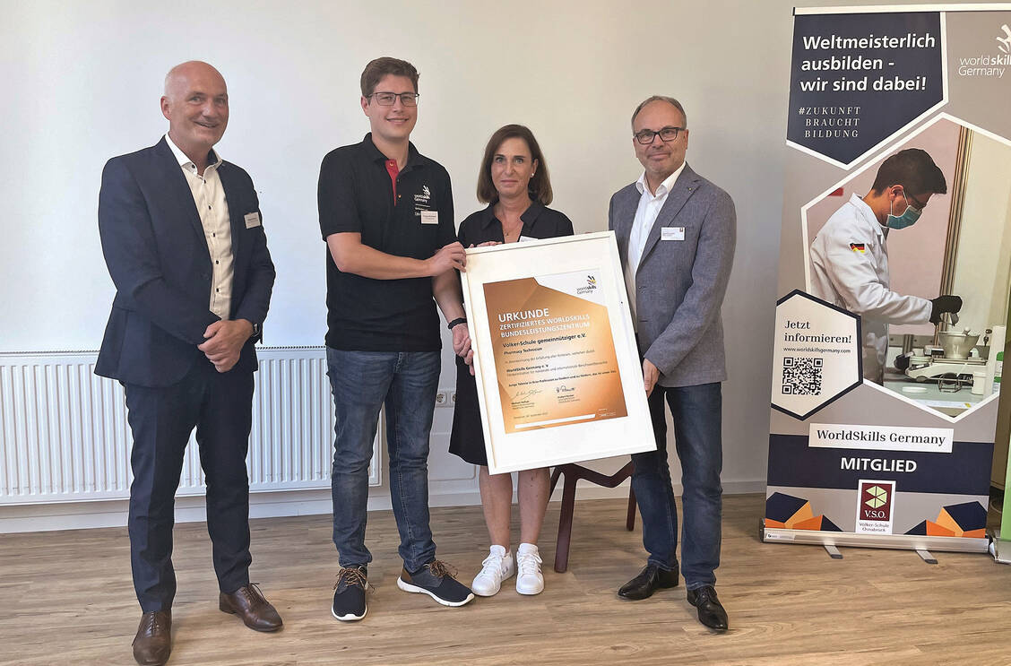 Hubert Romer, CEO bei WorldSkills Germany e.V., er übergab die offizielle Zertifizierungsurkunde für das Bundesleistungszentrum in der Völker-Schule an Europameister Florian Britzwein, Bundestrainerin Pia Bredlich und Schulleiter Burkhard Pölzing (von links). / Foto: Völker-Schule e.V.
