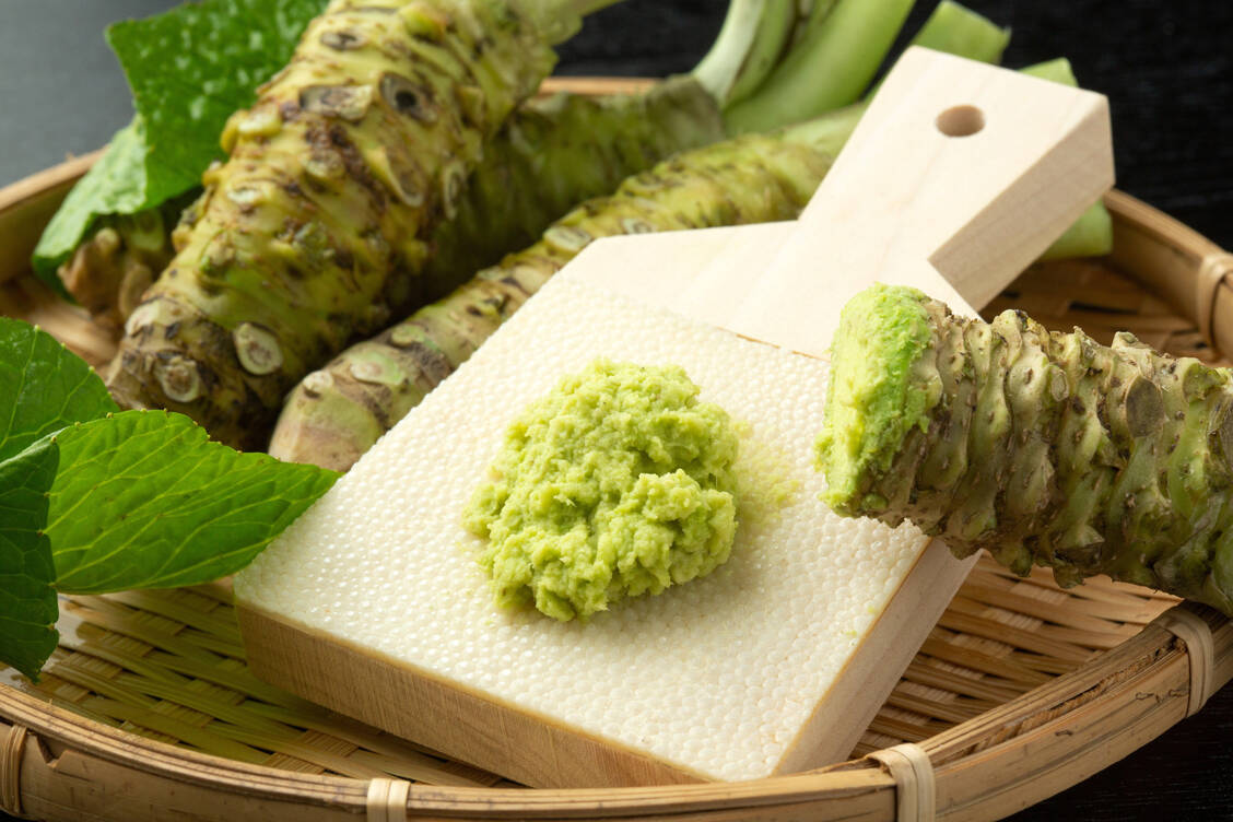 Wasabi enthält reichlich Senföl-Glykoside, die für die gesundheitsfördernde Wirkung verantwortlich gemacht werden.  / Foto: Adobe Stock/sasazawa