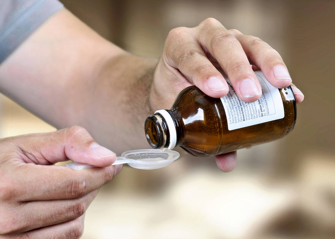 Führt Fieber zur Verweigerung der Flüssigkeitsaufnahme, können Eltern ihren Kindern statt Saft Zäpfchen verabreichen. / Foto: Fotolia/S.Kobold
