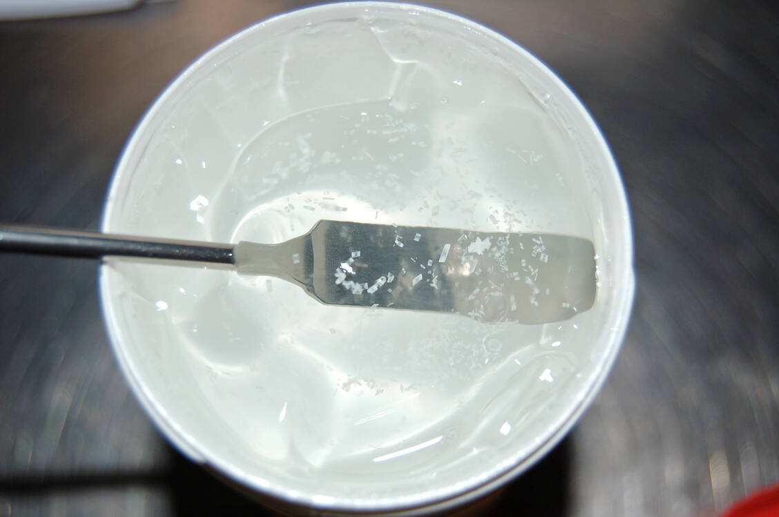 Sichtbare Metronidazol-Kristalle in Hydrophilem Metronidazol-Gel 0,75 Prozent (NRF 11.65.) nach zweiwöchiger Lagerung im Kühlschrank. / Foto: ZL