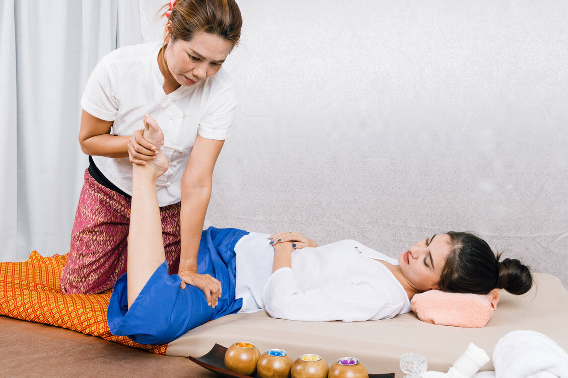 Bei einer Nuad-Massage wird Akupressur eingesetzt, um die Energiezentren anzuregen. / Foto: Getty Images/Pongkiat Rungrojkarnka / EyeEm