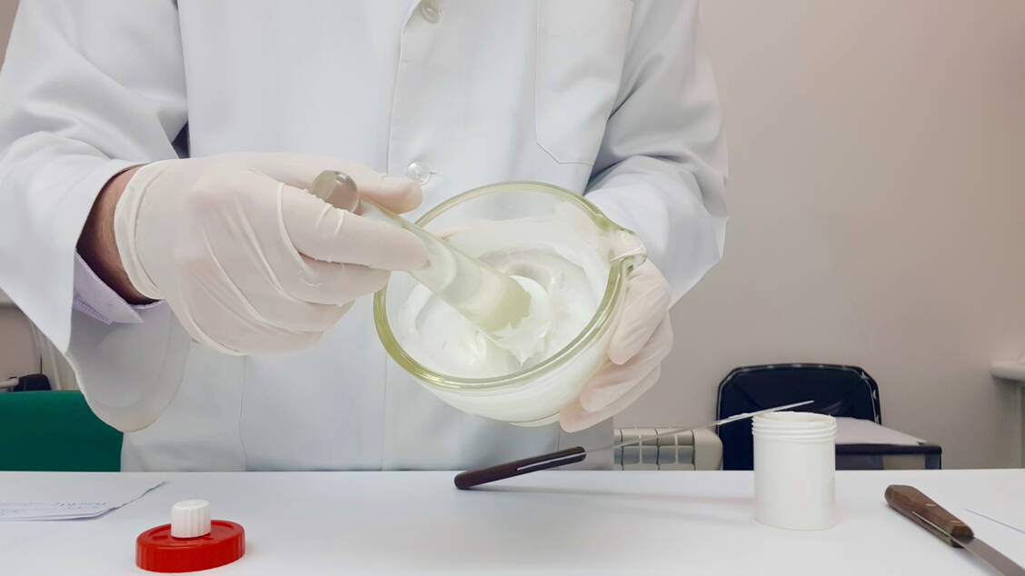 Eine andere Grundlage muss auch bezüglich der Sensorik der eigentlich rezeptierten Creme entsprechen.  / © Getty Images/enriscapes