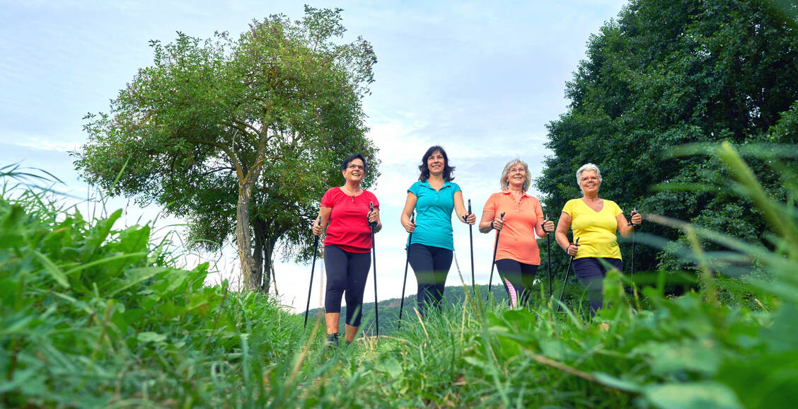Regelmäßiges Gehtraining verbessert die Sauerstoffversorgung in der Beinregion.  / Foto: Adobe Stock/Jenny Sturm