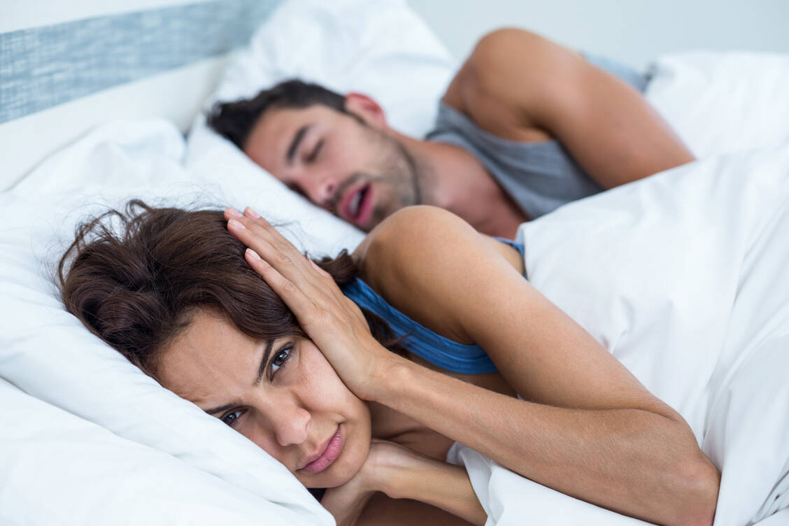 Ein schnarchender Partner kann die Schlafqualität verschlechtern und damit auch die Zufriedenheit. / © Getty Images/Wavebreakmedia