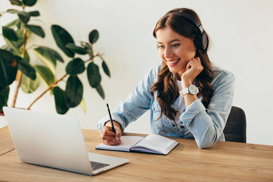 Von zu Hause arbeiten – das geht im PTA-Beruf in der Regel nicht. Online Fortbildungen stellen eine Ausnahme dar. / Foto: Adobe Stock/LIGHTFIELD STUDIOS