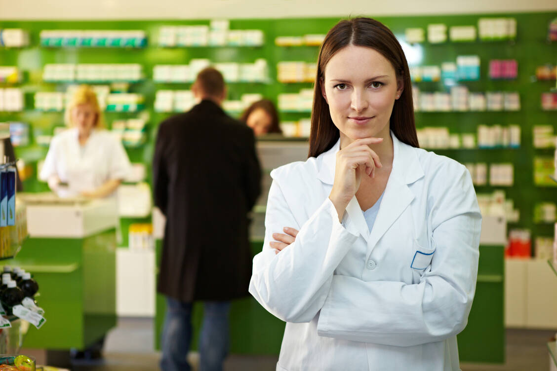 PTA sind mit rund 72.000 Beschäftigten die größte pharmazeutische Berufsgruppe in öffentlichen Apotheken. Doch es fehlt an Aufstiegsmöglichkeiten – das wollen ABDA und BVpta nun gemeinsam angehen. / © Adobe Stock/Robert Kneschke