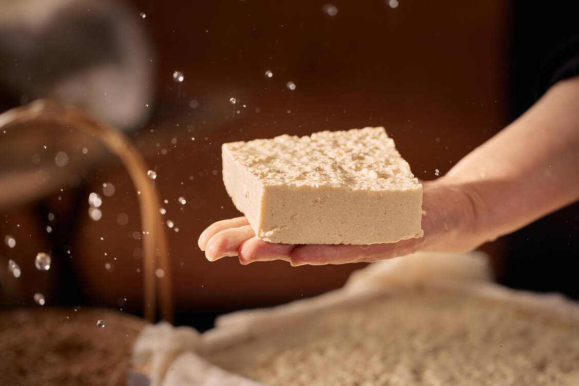 Soja und Sojaprodukte wie Tofu, Tempeh oder Sojadrink in üblichen Mengen sind unbedenklich und dürfen Bestandteil einer ausgewogenen und abwechslungsreichen Ernährung sein. / © Getty Images/CatherScarl