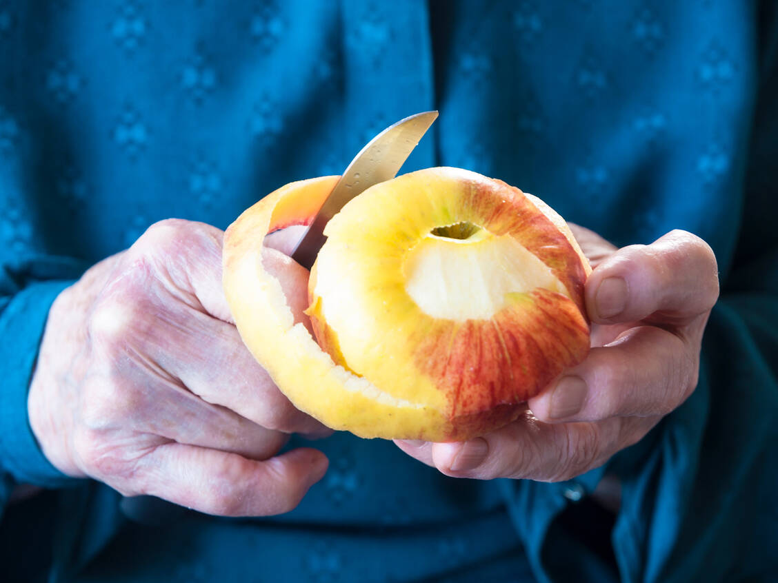 Ob beim Schälen wertvolle Inhaltsstoffe verloren gehen, lässt sich an der Farbe einer Obst- oder Gemüsesorte abschätzen. / Foto: Getty Images/uuurska