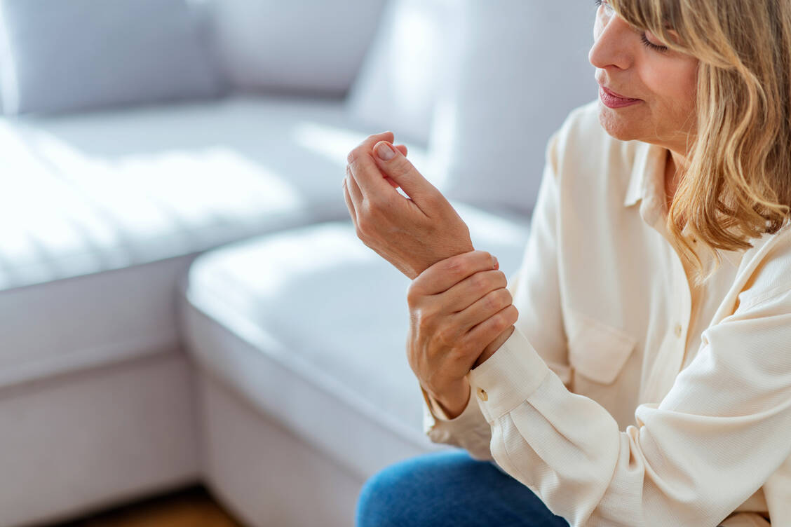 Bei Diabetes ist das Risiko für Handprobleme wie das Karpaltunnelsyndrom oder einen Schnappfinger erhöht. / Foto: Getty Images/jubaphoto