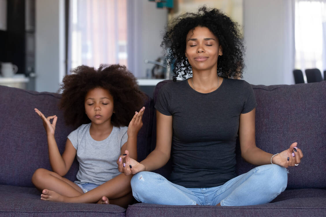 Meditation und Entspannungsübungen können helfen, aus dem Freizeitstress-Karussell auszusteigen. / Foto: Getty Images/fizkes