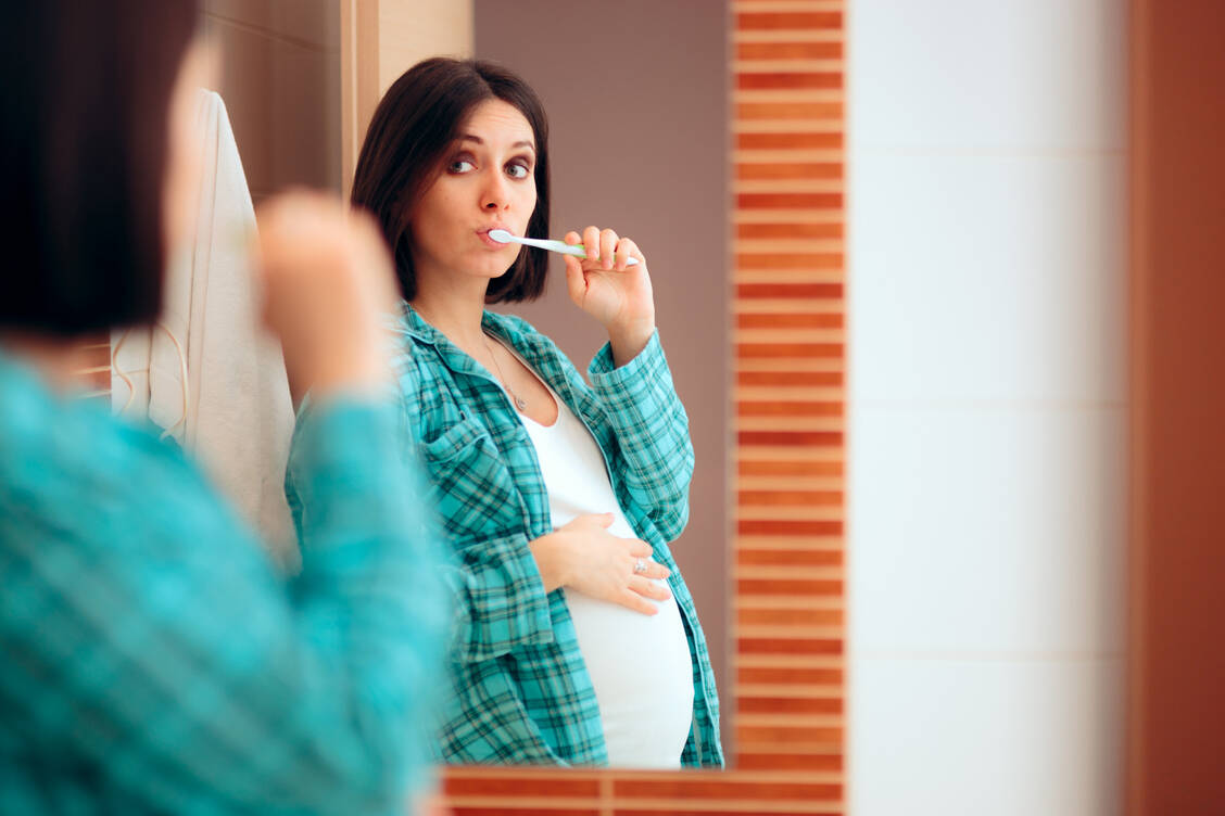 Schwangere haben ein erhöhtes Risiko für Karies und Zahnfleischentzündungen – sie sollten daher besonders auf ihre Mundhygiene achten. / Foto: Getty Images/nicoletaionescu