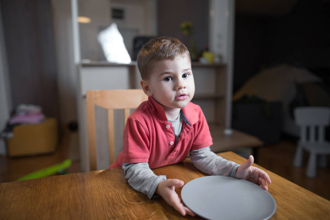 Zu wenig Geld: In vielen Familien bleibt der Teller zum Ende des Monats häufig leer. / © Getty Images/Jecapix