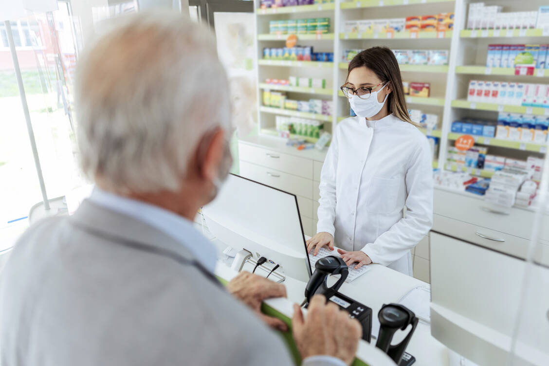 Trotz aller Schutzmaßnahmen in Apotheken gehören PTA zu den während der Pandemie am häufigsten von Covid-19 betroffenen Berufsgruppen. / Foto: Adobe Stock/dusanpetkovic1
