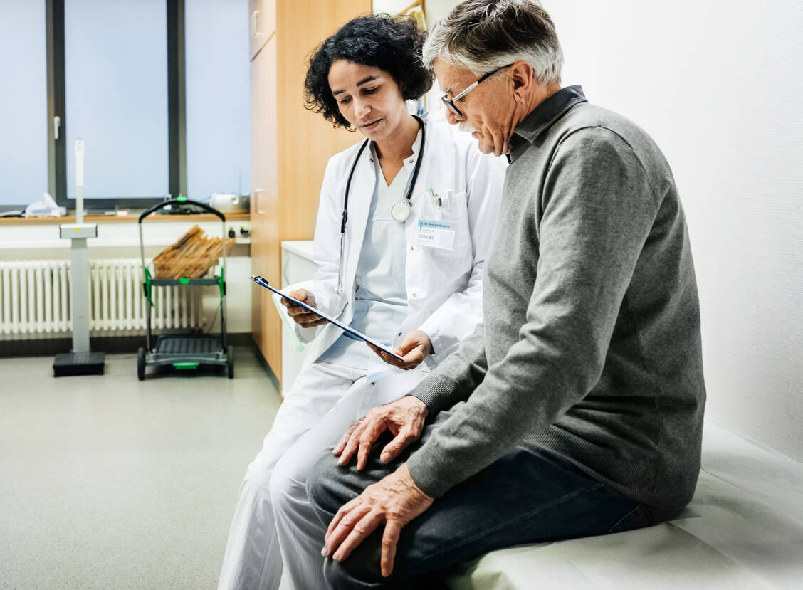 Viele Informationen bei einem Arztgespräch. Oft verstehen die Patienten die Fachbegriffe aber gar nicht. / Foto: Getty Images/Tom Werner