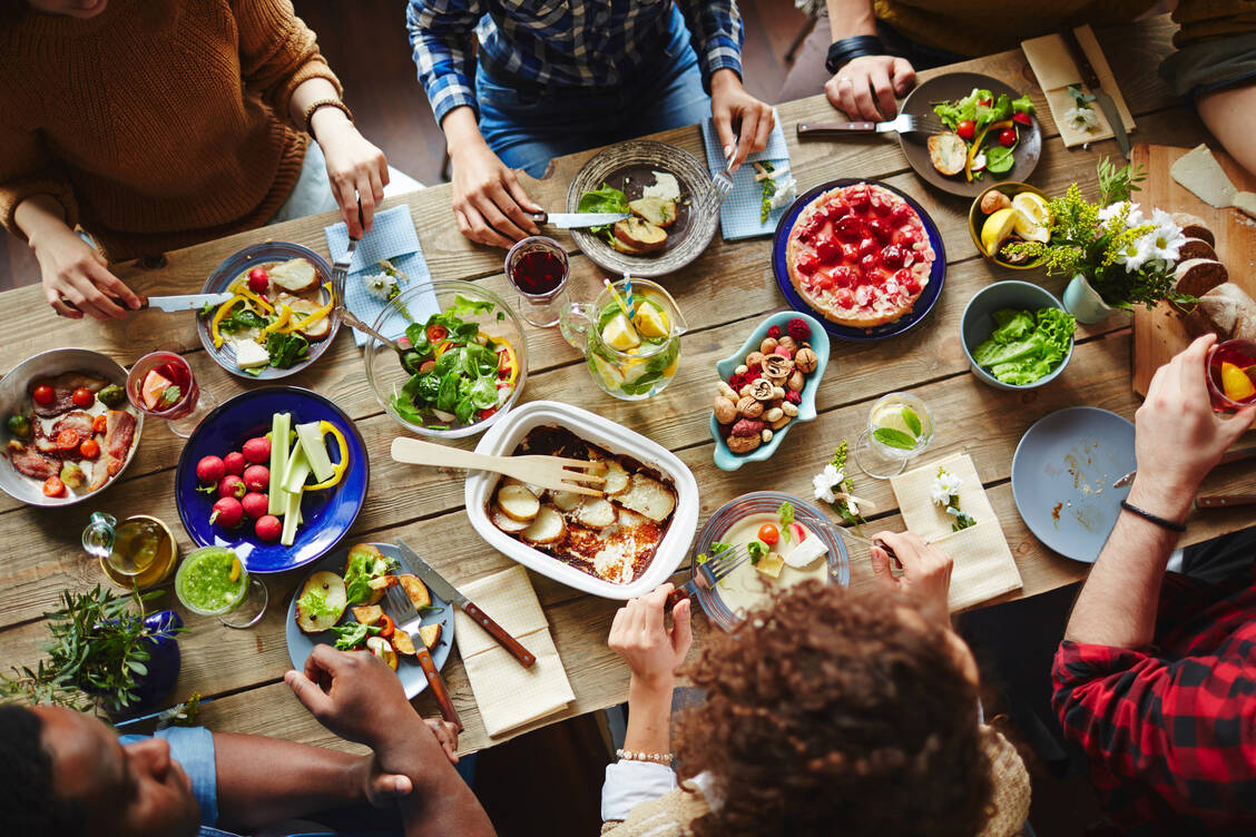 Die einen können essen, was sie wollen, die anderen müssen vorübergehend oder dauerhaft vorsichtig sein. Großen Verzicht muss das nicht bedeuten. / Foto: Adobe Stock/pressmaster