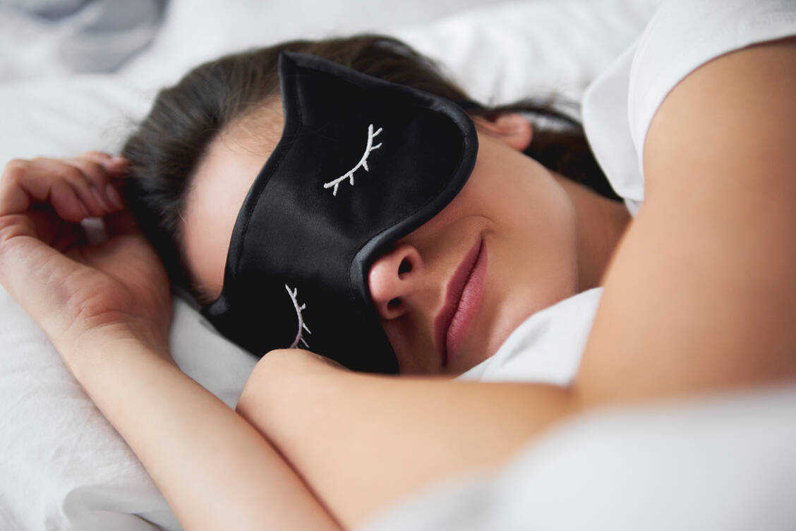 Das »Schlafhormon« Melatonin soll die Einschlafzeit verkürzen und Jetlag-Beschwerden subjektiv lindern.  / Foto: Westend61 / gpointstudio