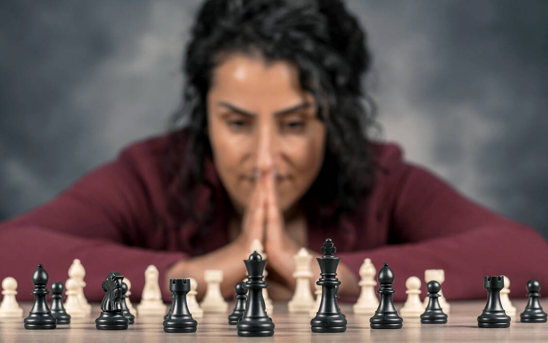 Es muss ja nicht gleich Schachspielen sein. Um unseren Geist zu fördern und zu fordern, genügen schon einfachere Übungen – die allerdings Regemäßigkeit erfordern.  / Foto: Adobe Stock/appledesign