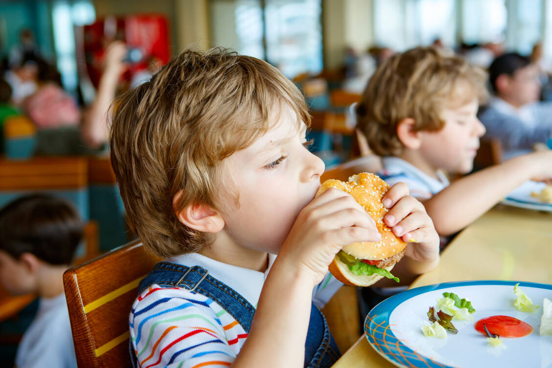 Günstig statt gesund: In deutschen Gemeinschaftseinrichtungen wie Kitas, Pflegeheimen und Krankenhäusern werde selten auf eine ausgewogene nachhaltige Ernährung geachtet, kritisiert die Initiative Health for Future. / Foto: Getty Images/romrodinka