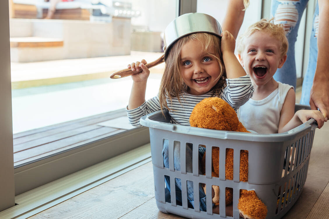 Schlaf und Spiel und wenig sitzen: So schafft man für Kinder eine gute Basis für ein gesundes Leben.  / Foto: Adobe Stock/Jacob Lund