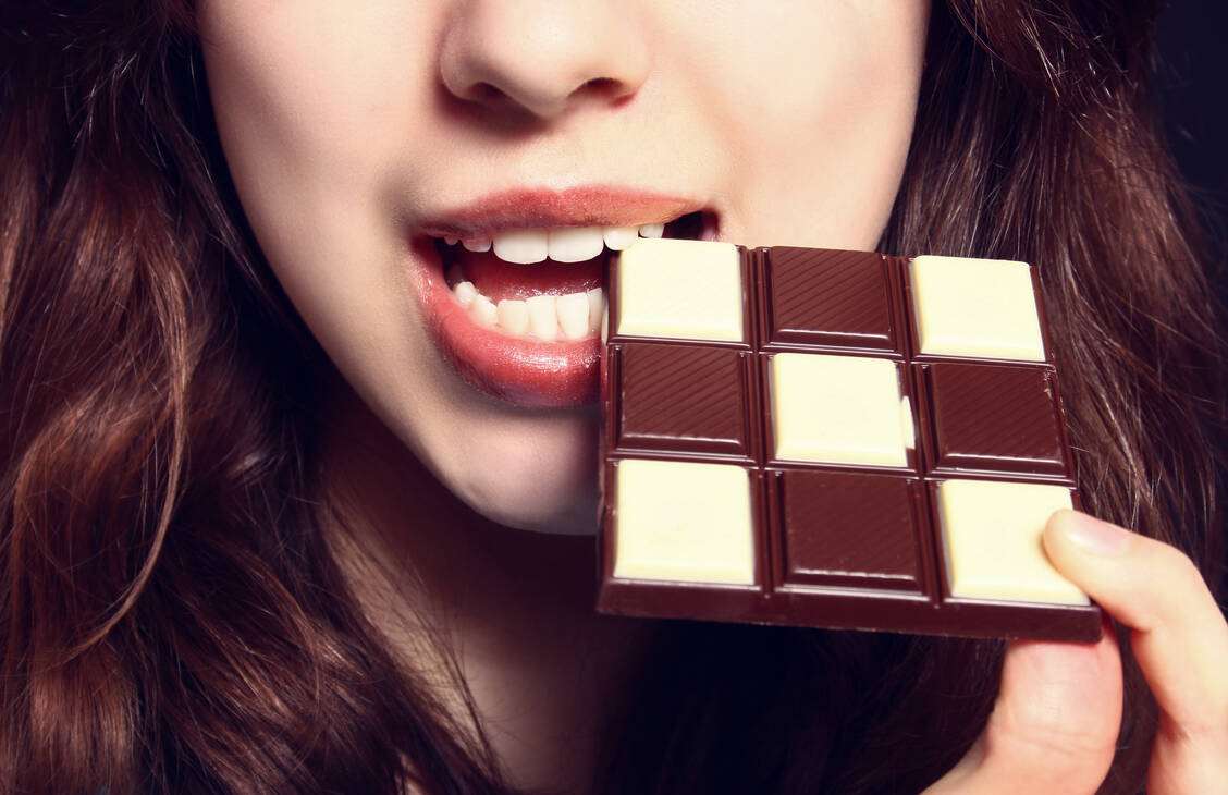 Lecker, aber schlecht für die Zähne: Wer sich zahnfreundlich ernähren will, sollte Schokolade nur in Maßen verzehren. / Foto: Shutterstock/Refat