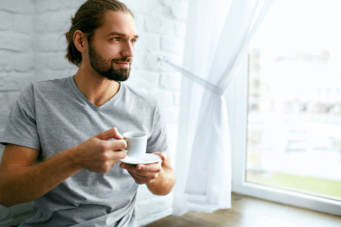 Die Ergebnisse von Studien zeigen, dass Menschen, die drei bis vier Tassen Filterkaffee am Tag trinken, ein geringeres Risiko für eine Fettleber tragen. / Foto: Adobe Stock/puhhha