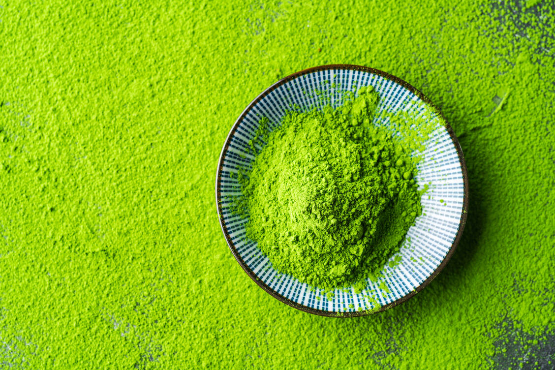 Matcha-Grüntee-Pulver wird oft als »Superfood« bezeichnet. Doch zu viel Matcha sollte es besser nicht sein. / © ASMRGetty Images/
