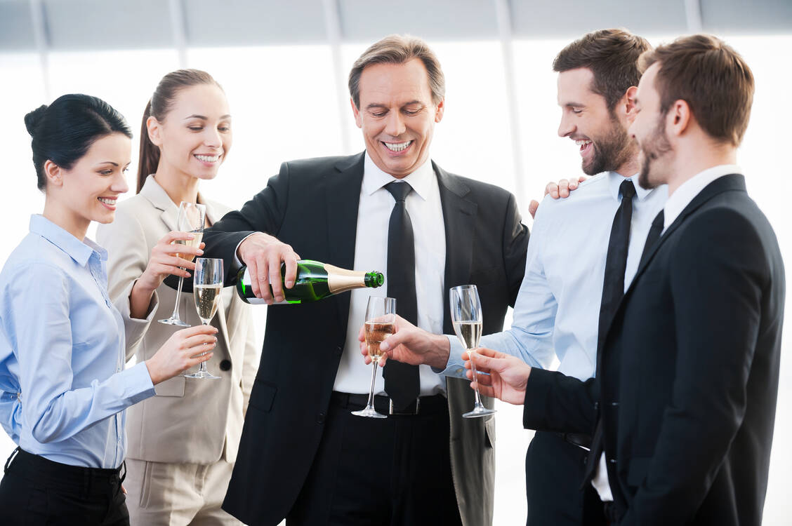 Wer Alkohol trinkt, gehört dazu, wer ablehnt, muss sich meist rechtfertigen. / Foto: Adobe Stock/gstockstudio