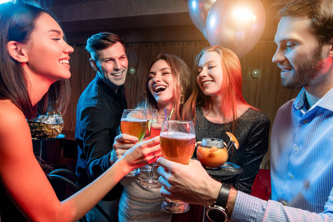Alkohol gehört zu jedem sozialen Event dazu. Selbst wer häufig relativ kleine Mengen trinkt, hat ein erhöhtes Risiko für bestimmte Krebsarten. / Foto: Adobe Stock/alfa27