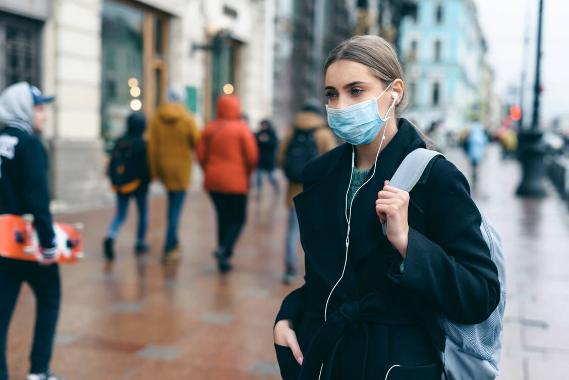 SARS-CoV-2 ist immer noch allgegenwärtig. Aus diesem Grund gilt es weiterhin,  im Alltag Masken zu tragen, den Abstand zu wahren und sich an die allgemeinen Hygieneregeln zu halten.  / Foto: Adobe Stock/ANR Production