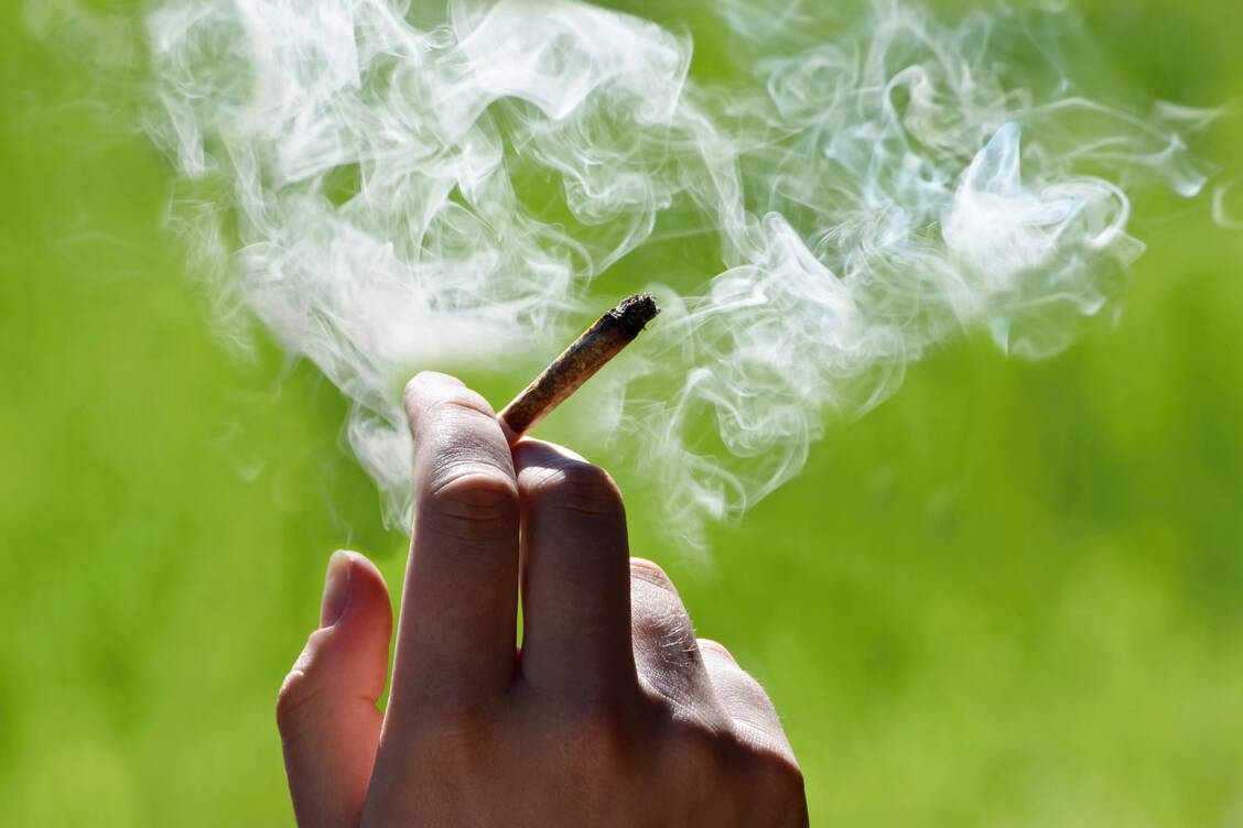 30 Gramm pro Monat sollen dem geplanten Gesetz zufolge für die 18- bis 21-Jährigen in Deutschland legal sein – für Mediziner liegt das weit über einem unproblematischen Konsum. / Foto: Getty Images/Tunatura