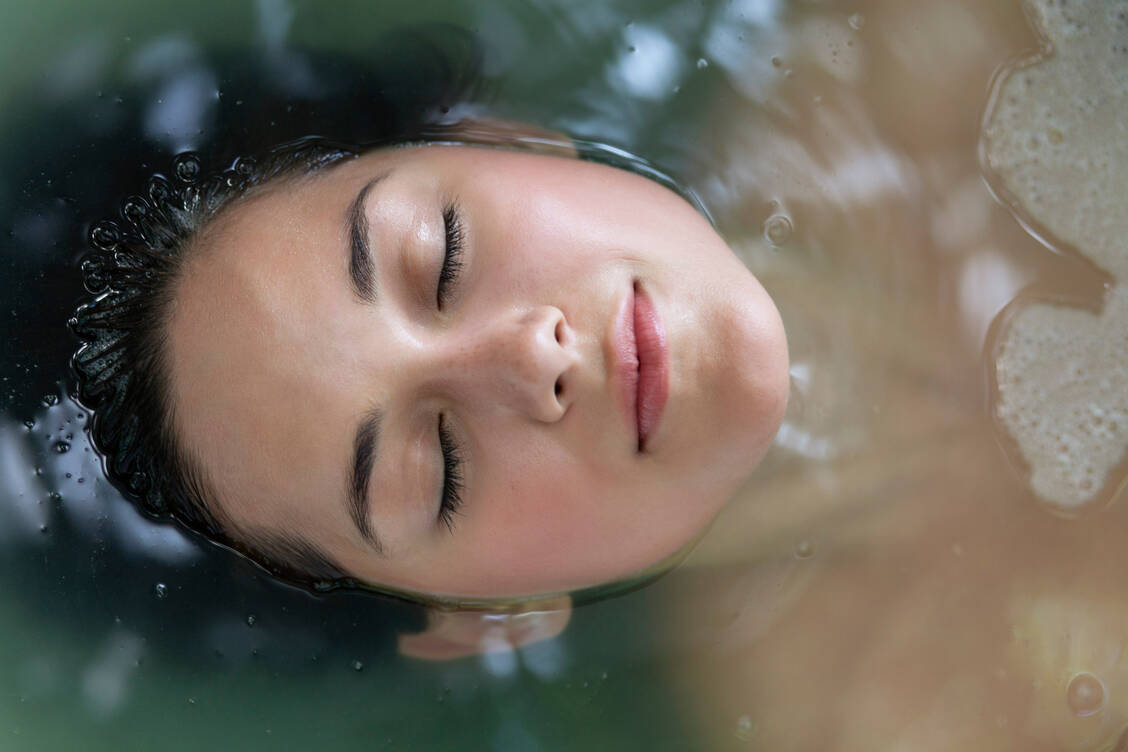 Die Seele baumeln lassen, getragen von der Wärme des Wassers / Foto: Getty Images/ONOKY - Fabrice LEROUGE