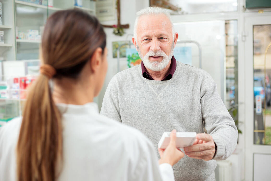 Die aktuellen Pandemiebedingungen erschweren zwar die Beratung. Aber die Information zu Nebenwirkungen müssen weitergegeben werden. / Foto: Fotolia/Ivan Gligorijevic