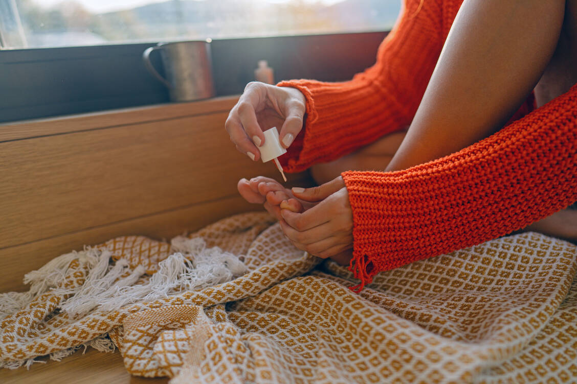 Bei der topischen Therapie eines Nagelpilzes ist Geduld gefragt. Bis zu einem Jahr muss regelmäßig ein antimykotischer Nagellack aufgetragen werden. / © Getty Images/AleksandarNakic