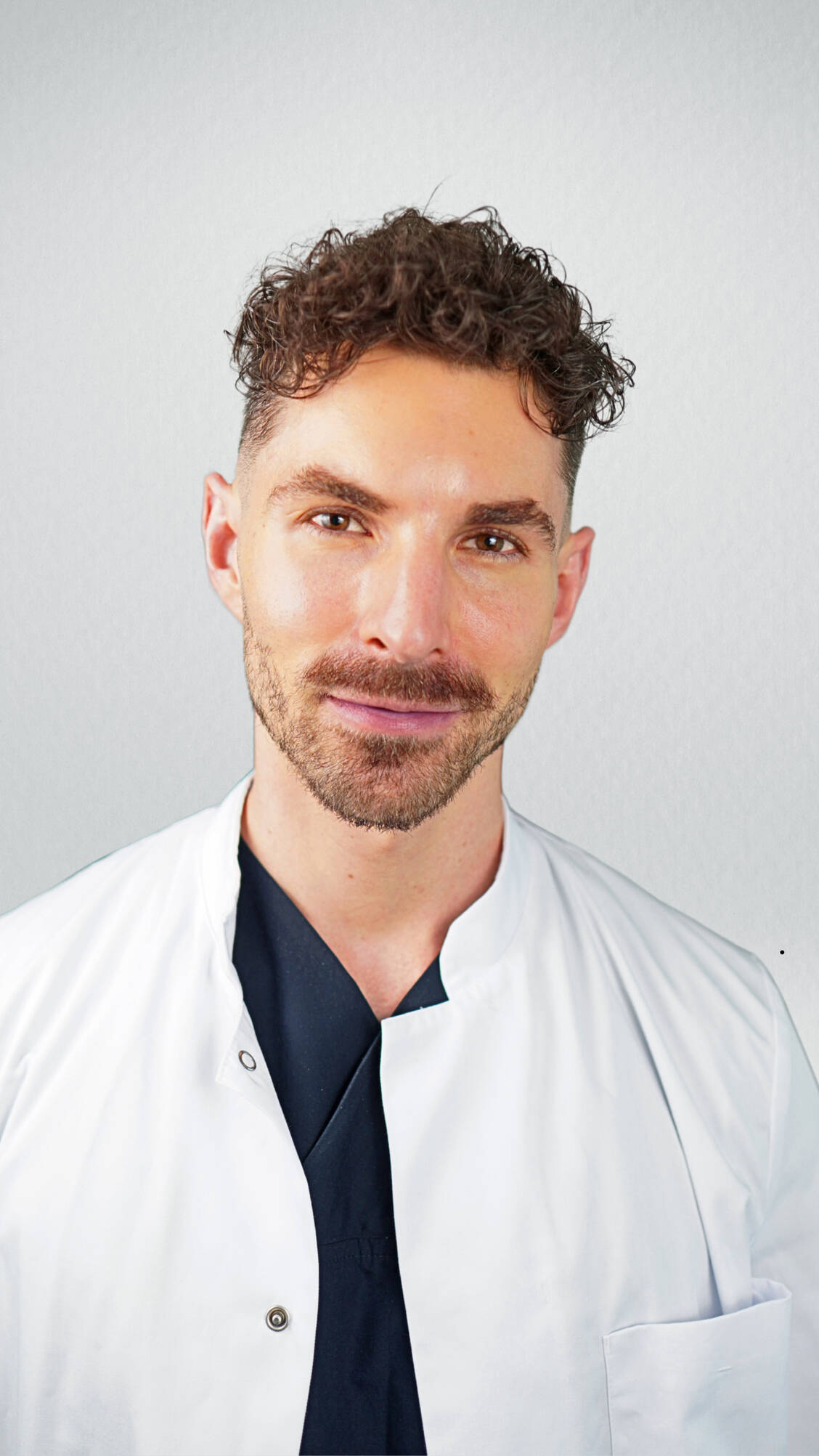 »Nachcremen ist kein Freifahrtschein, um länger in der Sonne zu bleiben– es gleicht nur Schutzverluste aus«, betont Experte Dr. Christof Kirkamm. / © privat