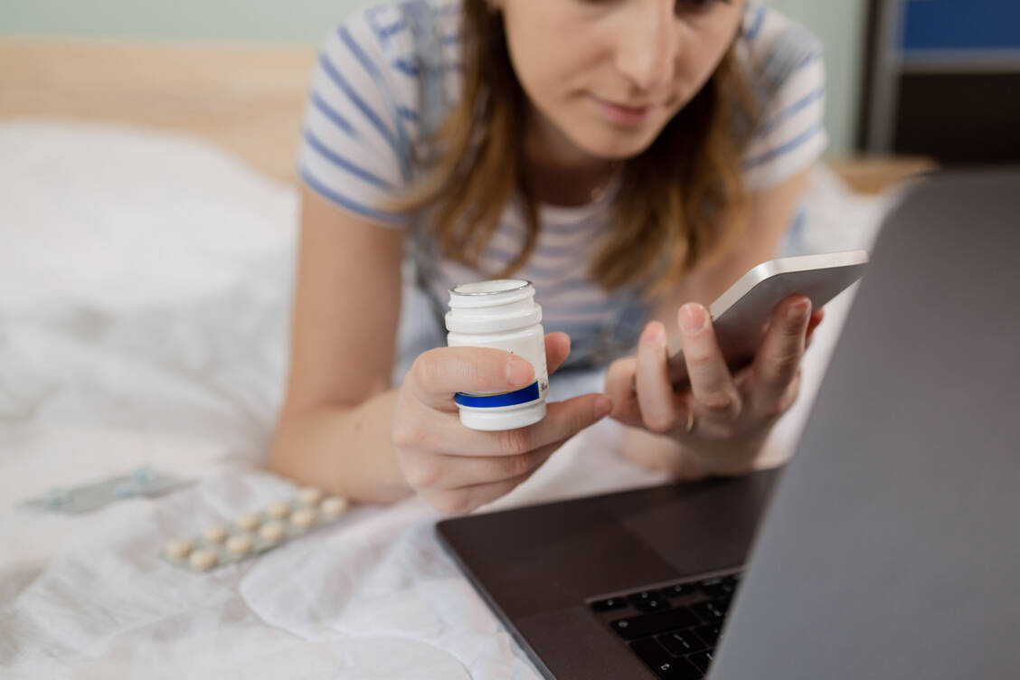 Viele Mental-Health-Inhalte auf TikTok und Co. sind nicht seriös. / © Getty Images/Brothers91