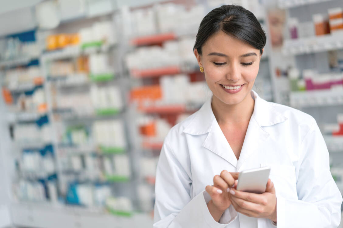 Betroffene profitieren, wenn sie in der Apotheke eine fundierte Empfehlung für eine Gesundheits-App erhalten.  / Foto: Getty Images/andresr