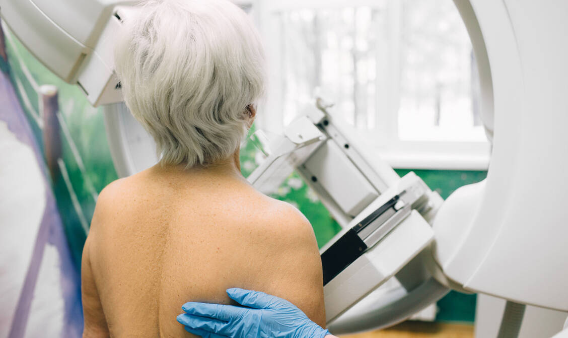 Bis Frauen über 70 Jahre einen Termin per Post bekommen, kann es 2026 werden. Frauen können jedoch vorher selbst um einen Termin einfordern. / Foto: Getty Images/peakSTOCK