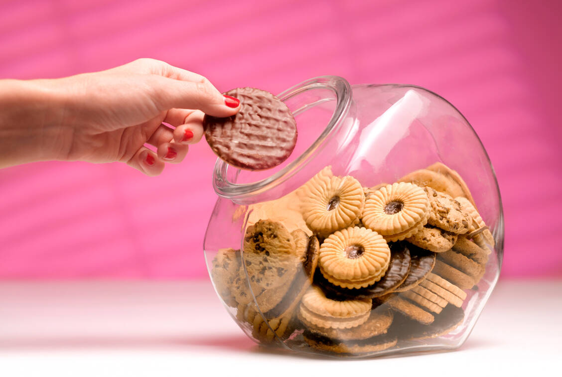 Stark verarbeitete Snacks wie Kekse, Chips oder Gummibärchen haben einer neuen Studie zufolge einen großen Einfluss auf die Gesundheit - selbst wenn man sich ansonsten gesund ernährt. / Foto: Getty Images/Peter Dazeley