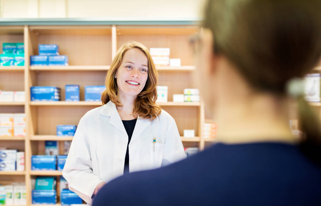 Bei unberechtigten Beschwerden in der Apotheke gilt: Verständnis zeigen, Sachverhalt genau erklären und möglichst kulant reagieren. / Foto: Getty Images/alvarez