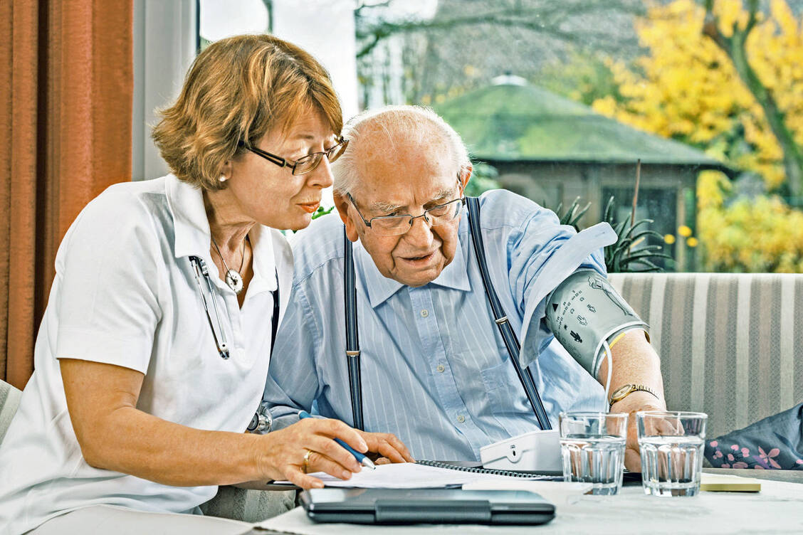Ist der Wert noch im Normalbereich oder schon zu hoch? Ein gut eingestellter Blutdruck kann das Herzinfarkt- und Schlaganfallrisiko senken. / Foto: Fotolia/Ingo Bartussek