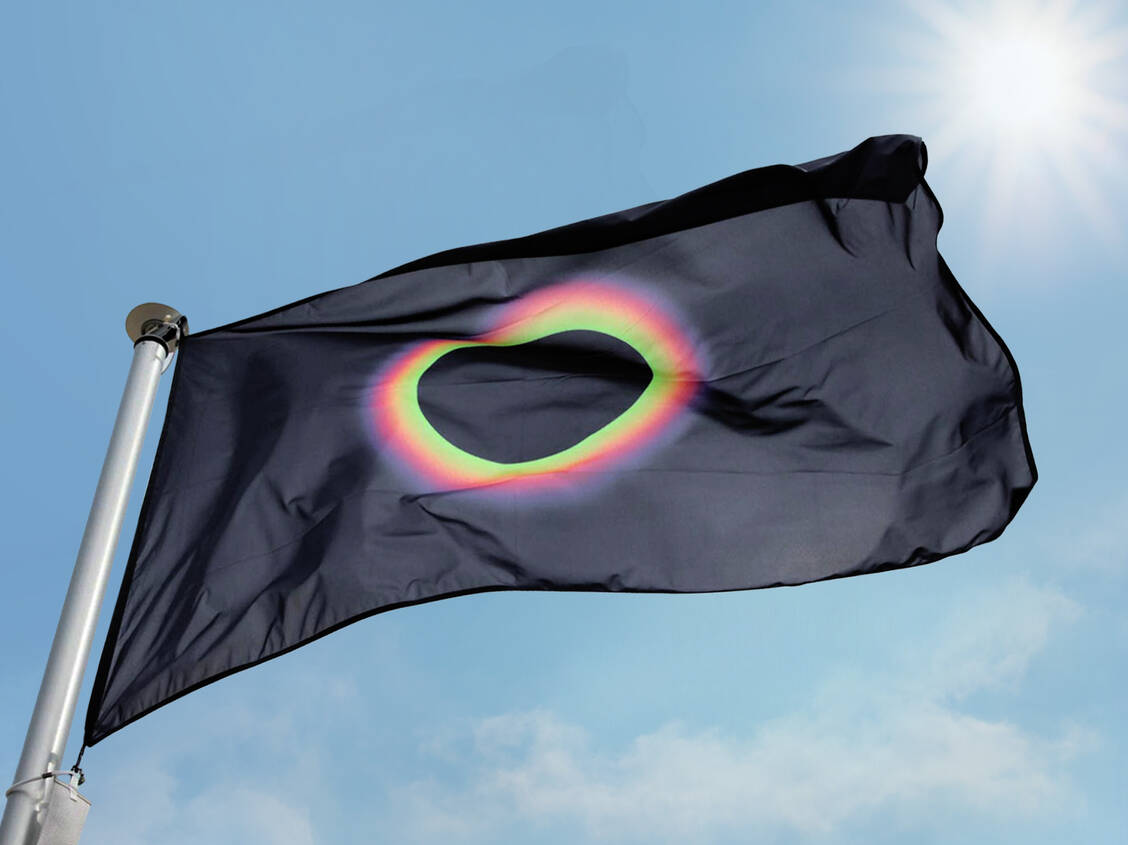 Die »Sun Safety Flag« zeigt einen flirrenden Sonnenkranz auf schwarzem Grund. Ist sie zu sehen, können Strandgäste sich am Flaggenmast über den UV-Index und notwendige Schutzmaßnahmen informieren. / Foto: Deutsche Krebshilfe