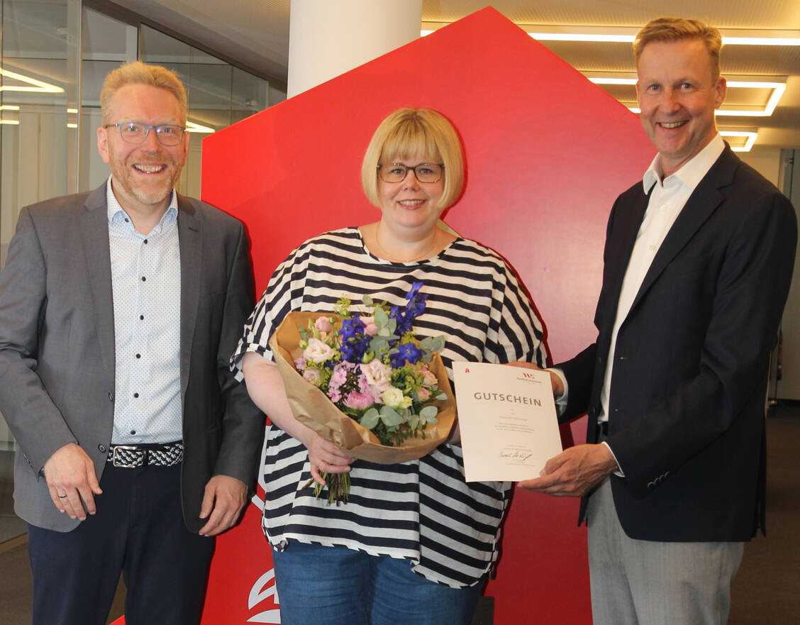 Frank Dieckerhoff, Vizepräsident der Apothekerkammer Westfalen-Lippe (rechts im Bild) und Dr. Oliver Schwalbe, Abteilungsleiter Aus- und Fortbildung, überreichten das 3.000. Erstzertifikat für PTA an Manuela Dreisvogt.  / Foto: AKWL/Kassenbrock