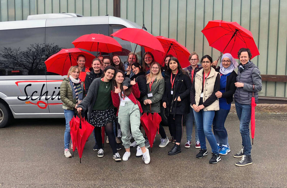 Gute Laune trotz schlechtem Wetter: Die PTA-Schüler aus Isny beim Ausflug zur Firma Wala / Foto: privat