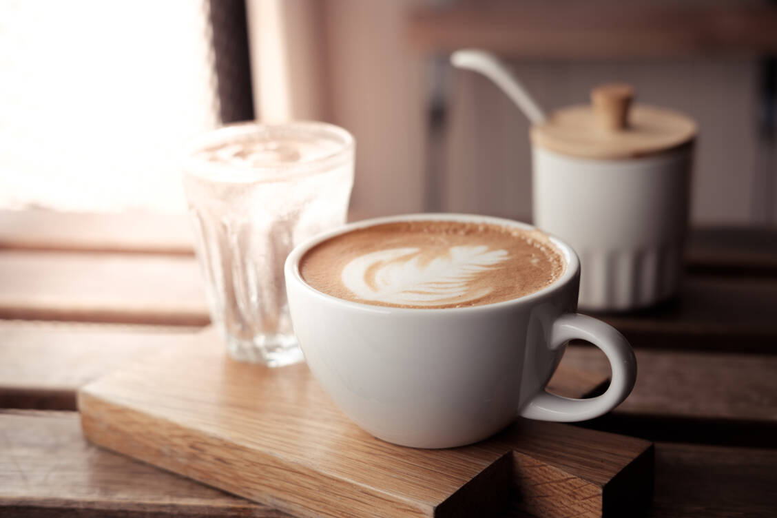 Kaffee kann den Magen reizen und die Produktion von Magensäure anregen. Oft wird es bei Reizmagen und -darm nicht gut vertragen. / Foto: Getty Images/Acharaporn Kamornboonyarush / EyeEm