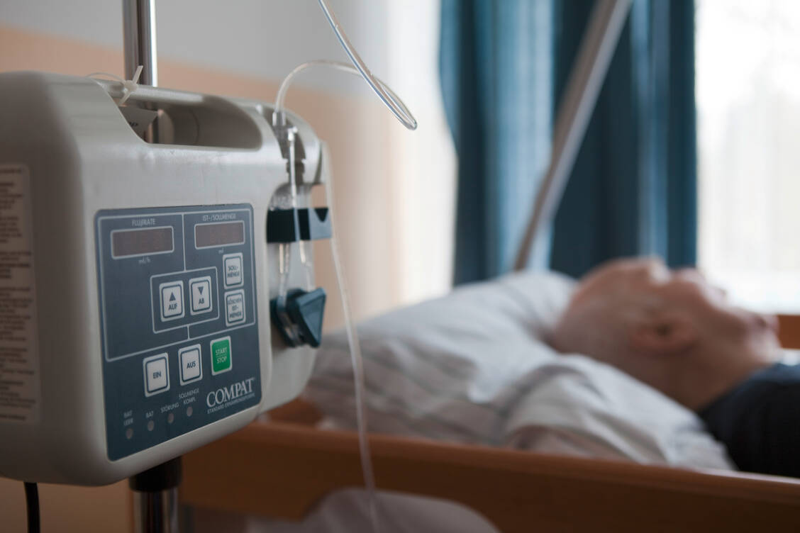 Sondennahrung wird heute häufig pumpengesteuert appliziert.  Über die Pumpe kann die Fördermenge  genau bestimmt werden, und bei Luftblasen oder anderen Problemen ertönt ein Alarm. / Foto: picture alliance