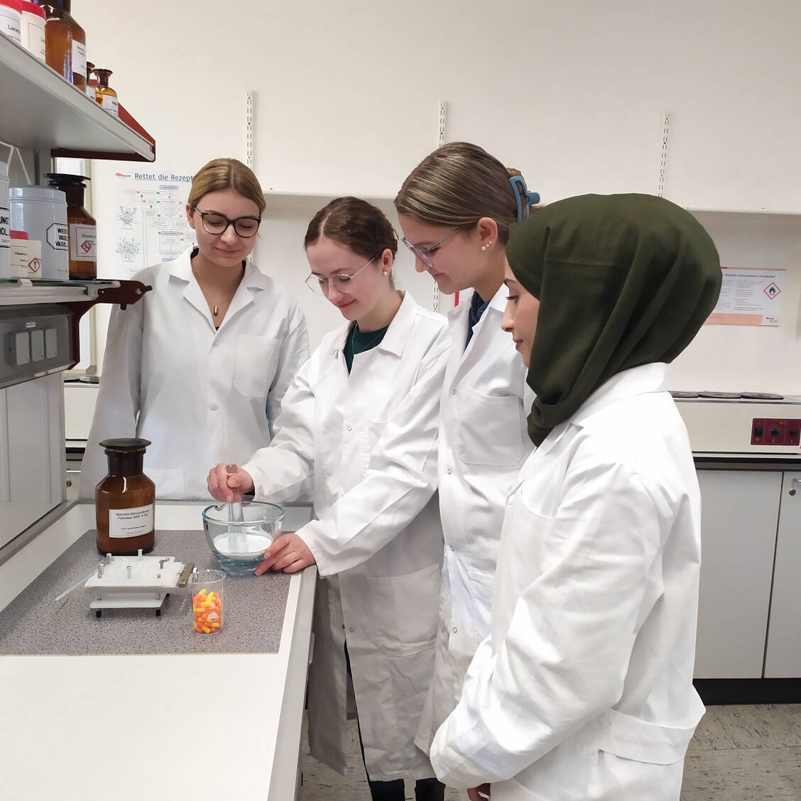 Ein Blick ins Labor der PTA-Fachschule. / Foto: PTA-Fachschule Paderborn